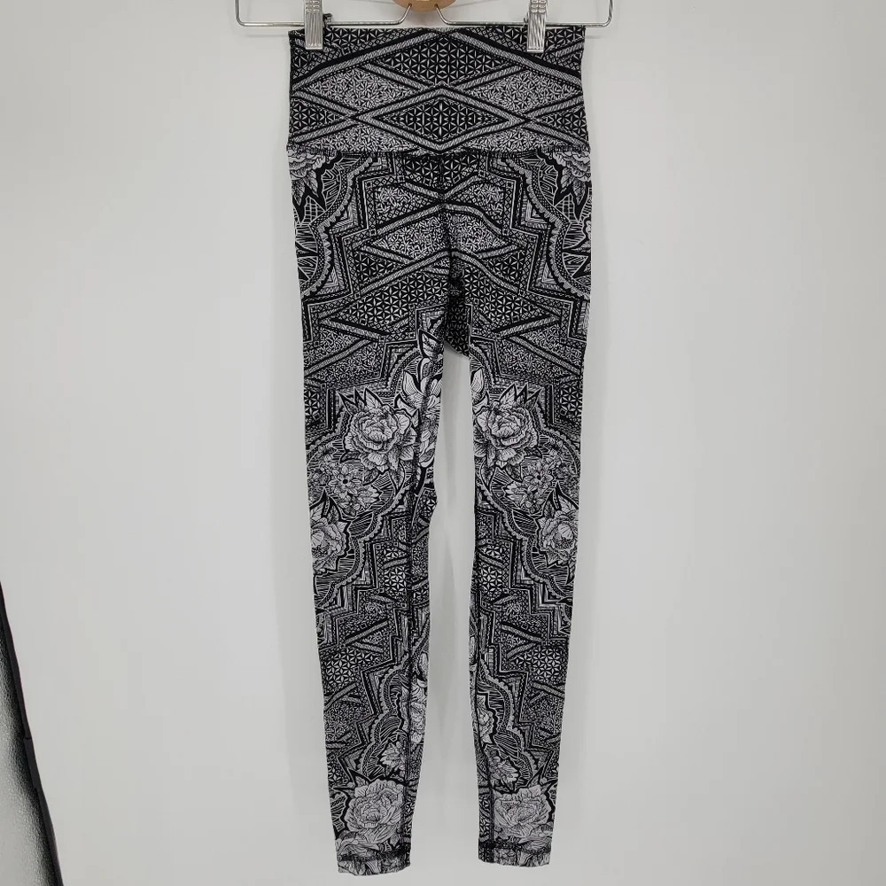 Lululemon Geometric wunder under Floral High Rise Yoga Tights size 4